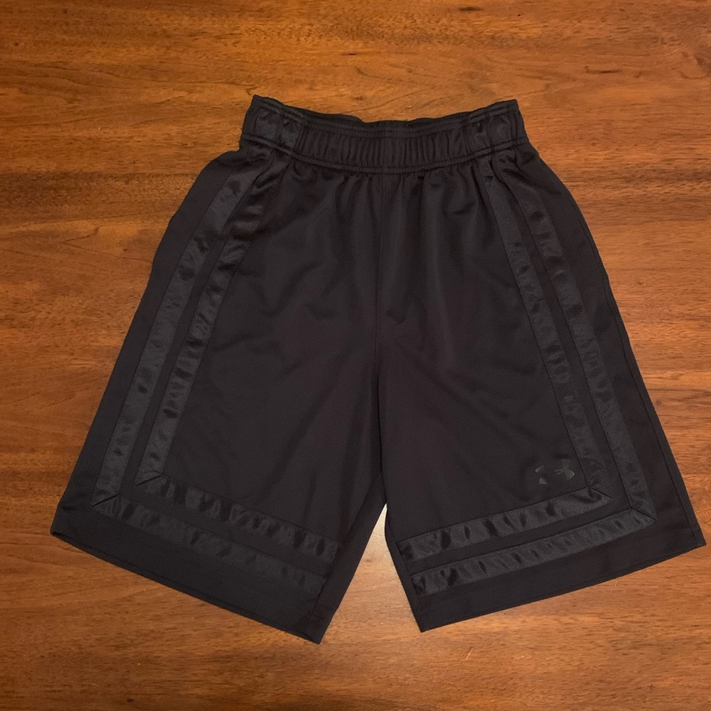 Under Armor boys basketball shorts size small, like new.